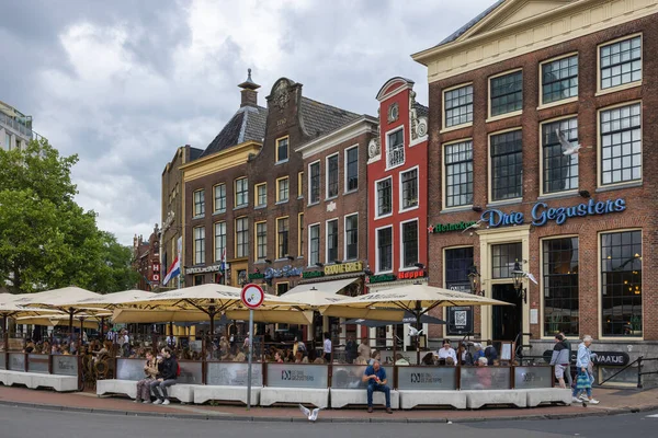 オランダ グロニンゲン2022年7月7日 広場の人々とのテラスグローテ マルクトダウンタウンオランダ中世都市グロニンゲン — ストック写真