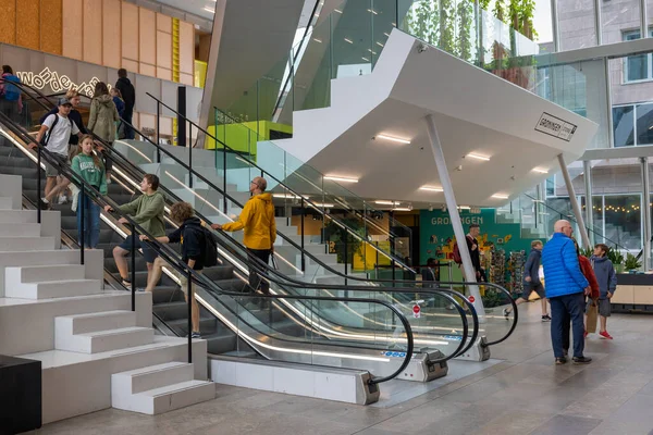 荷兰格罗宁根 2022年7月7日 位于几层楼梯间的内部新的现代论坛大楼格罗宁根大楼 — 图库照片