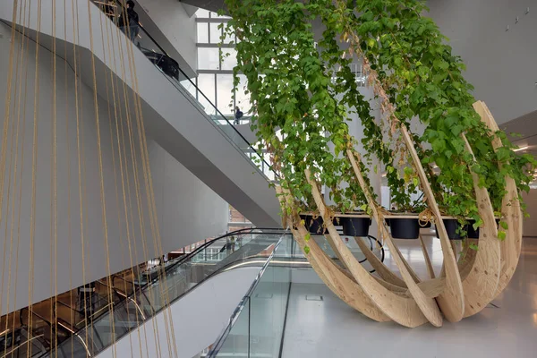 オランダ グロニンゲン2022年7月7日 数階から数階のエスカレーターを備えた新しい近代的なフォーラムビル グロニンゲン ビルディング の内装 — ストック写真