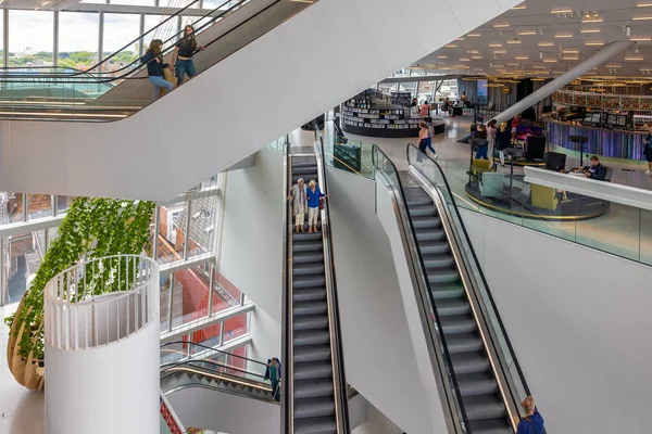 荷兰格罗宁根 2022年7月7日 新的现代化论坛大楼格罗宁根的内部 几层之间有自动扶梯 — 图库照片