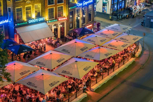 Groningen Juli 2022 Uitzicht Nachts Terrassen Met Mensen Bij Grote Rechtenvrije Stockafbeeldingen