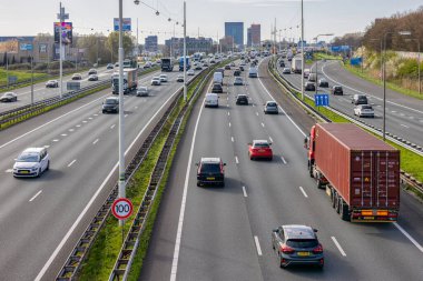 Utrecht, Hollanda - 4 Nisan 2023: Batılı yonca yaprağı Lunetten yakınlarındaki Hollanda otoyolunda görüldü