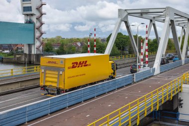 Krimpen aan de IJssel, Hollanda - 11 Mayıs 2023: Hollanda geçidi üzerinde trafik ve strorm dalgalanma bariyeri