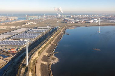 Maasvlakte Rotterdam, Hollanda - 14 Aralık 2022: Rotterdam Limanı 'ndaki Aerial view Industrial area Maasvlakte Ufuktaki kimyasal tesis.
