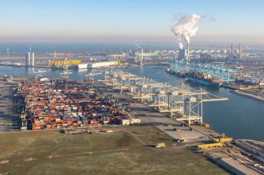 Maasvlakte Rotterdam, Hollanda - 14 Aralık 2022: Rotterdam Limanı 'ndaki Aerial view Industrial area Maasvlakte Büyük vinçler ve depolama alanı deniz konteynırlarıyla nakliye portu