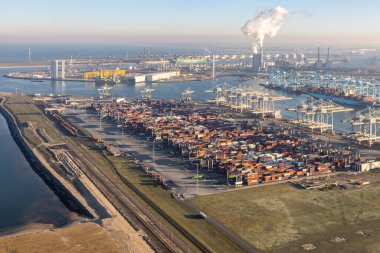 Maasvlakte Rotterdam, Hollanda - 14 Aralık 2022: Rotterdam Limanı 'ndaki Aerial view Industrial area Maasvlakte Büyük vinçler ve depolama alanı deniz konteynırlarıyla nakliye portu