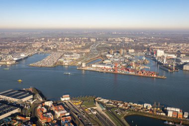 Rotterdam, Hollanda - 14 Aralık 2022: Aerial view River Nieuwe maas Sanayi bölgesi Rotterdam Limanı