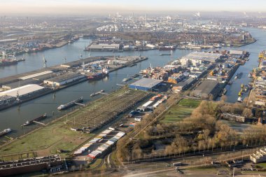Rotterdam, Hollanda - 14 Aralık 2022: Hava manzaralı sanayi limanı Eemhaven, Rotterdam Limanı