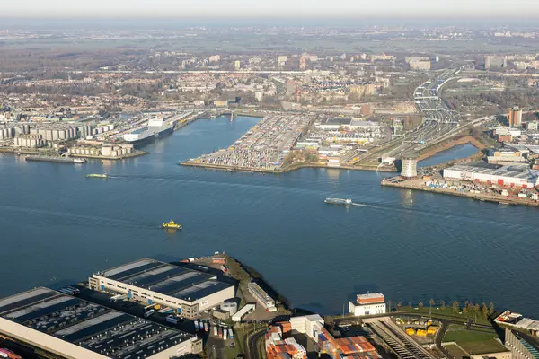 Rotterdam, Hollanda - 14 Aralık 2022: Aerial view River Nieuwe maas Sanayi bölgesi Rotterdam Limanı