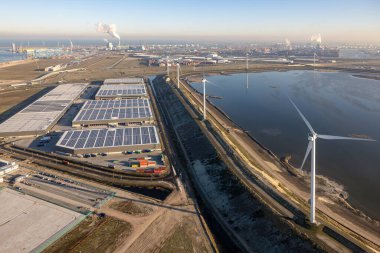 Rotterdam Limanı 'ndaki Maasvlakte sanayi bölgesi. Ufukta kimyasal tesis
