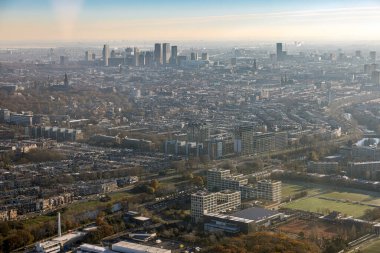 Ufkun üzerinde kış sisi olan Hollanda 'nın Skyline kenti Lahey