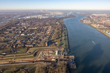 Rotterdam 'ın sanayi bölgesinde yeni Blankenberg tüneli inşaatı yapılan hava manzaralı Nieuwe maas nehri.