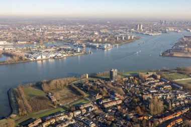 Hollanda nehri manzaralı Nieuwe Maas limanları ve yerleşim alanları olan Rotterdam yakınlarında.