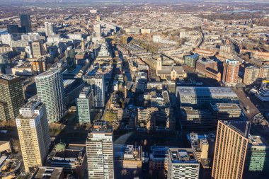 Konut alanı ve ofis binaları olan Hollanda şehri Rotterdam hava manzaralı
