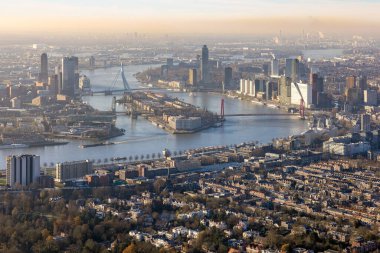 Rotterdam yakınlarındaki Hollanda nehri Nieuwe Maas Köprüsü ve yerleşim alanı