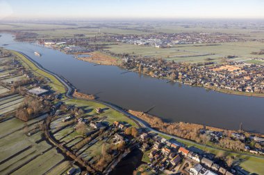 Rotterdam yakınlarındaki Hollanda nehri üzerinde Schoonhoven köyü manzaralı bir hava manzarası