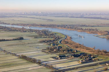 Rotterdam yakınlarındaki Hollanda nehri üzerinde Schoonhoven köyü manzaralı bir hava manzarası