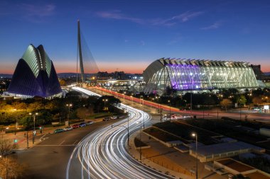 Valencia, İspanya 'daki sanat ve bilim binalarının panoramik gece görüşü