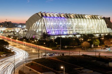 Valencia, İspanya 'daki sanat ve bilim binalarının panoramik gece görüşü