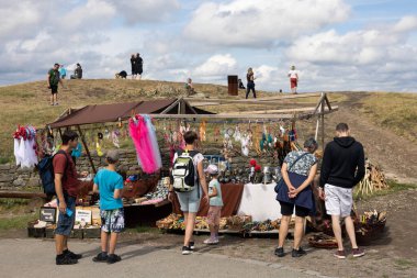 Pardubice, Çek Cumhuriyeti - 30 Temmuz 2024: Çek Cumhuriyeti 'nin Pardubice kentindeki Ortaçağ Şatosu Kuneticka Hora yakınlarında alışveriş yapan turistlerin hediye dükkanı