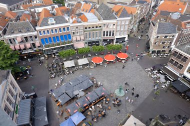 Zwolle, Hollanda - Haziran 05, 2024: Kamu meydanı Grote Markt 'ta restoran ve alışveriş yapan insanlarla hava manzarası