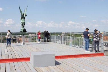 Zwolle, Hollanda - Haziran 05, 2024: Hollanda 'nın Zwolle kentindeki Grote Kerk çatı katında geçici izleme platformu