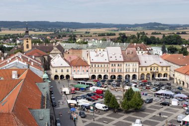 Jicin, Çek Cumhuriyeti - 27 Temmuz 2024: Çek Cumhuriyeti 'nde pazar tezgahları ve park halindeki arabalarla birlikte havacılık merkezi meydanı