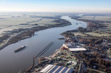 Rotterdam yakınlarındaki Hollanda nehri üzerinde Berambacht köyü manzaralı bir hava manzarası