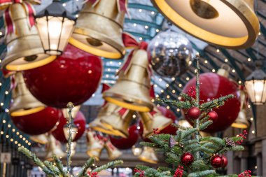 Londra, Birleşik Krallık - 3 Aralık 2024: Covent Garden, Londra Noel süslemeleri ile neşeli alışveriş merkezi