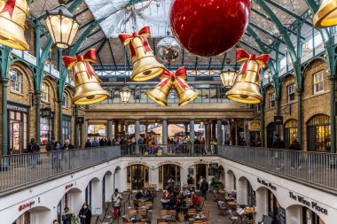 Londra, Birleşik Krallık - 3 Aralık 2024: Covent Garden, Londra Noel süslemeleri ve alışveriş insanları ile neşeli alışveriş merkezi