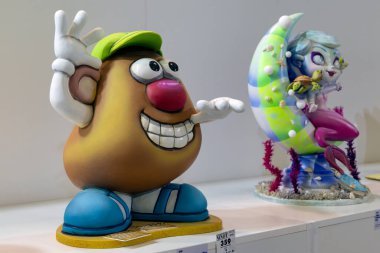 Valencia, İspanya - 24 Şubat 2025 Ninots Fallas Valencia. Canlı karikatürlerden esinlenilmiş 3D heykelcikler sergiler.