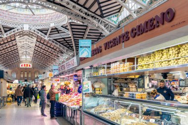 Valencia, İspanya - 25 Şubat 2025: Mercado Central, Bustling Spanish market çeşitli tezgahları ve çeşitli oktal lezzetler sergiliyor.