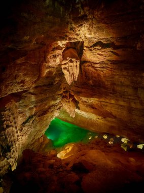 Grotte de Trabuc, Gard, Fransa 'daki zümrüt yeşili yeraltı gölü manzarası
