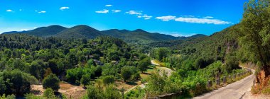 Saint Jean yakınlarındaki Panorama Peyzaj Cevennes Vadisi. Gard. Fransa. Avrupa. Arka planda, Cevennes sıradağları. Böceğin içinde yüzme ve yürüme fırsatı.