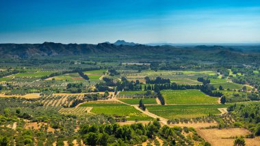 Kırsal kesimin panoraması Alpilles Massif 'te görüldü. Provence, Bouches du Rhone, Fransa