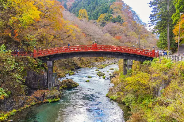 Japonya-13 Kasım 2023: Shinkyo Köprüsü 'nün manzarası Sonbaharda renkli akçaağaç ağaçlarıyla çevrili, Nikko, Tochigi