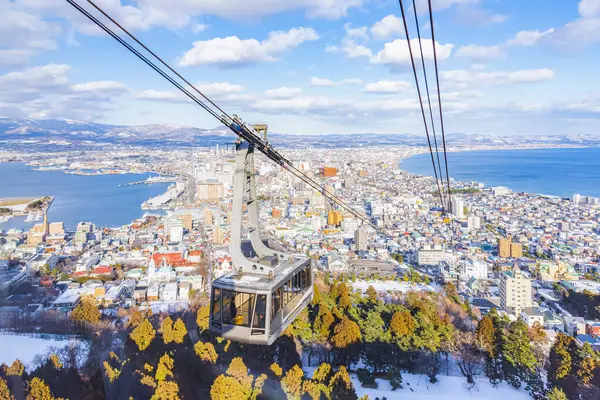 Hakodate Ropeway ve Hakodate Şehir Arkaplanı kışın mavi gökyüzü günü, Hakodate, Hokkaido, Japonya