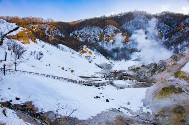 Kışın Jigokudani Cehennem Vadisi 'nin manzarası, Noboribetsu, Hokkaido, Japonya