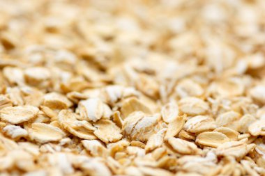 Hafif ahşap arka planda yulaf ezmesi seçici bir odak ile yakın çekim.