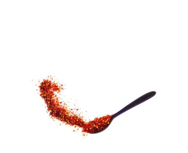 Beyaz arka planda izole edilmiş biber lekeleri var. Patlama oldu. Şili. Paprika. Baharat. Acı biber tozu. Biber tadı. Meksikalı. Tasarım için element. Uçan toz