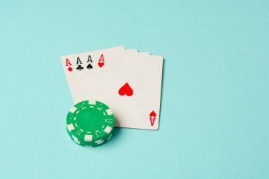 Poker çipleri ve renkli arkaplanda oyun kartları.