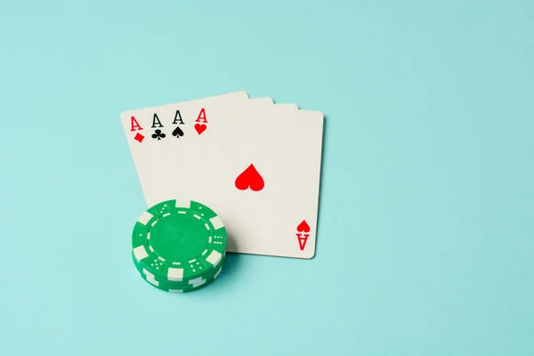 扑克晶片和彩色背景的扑克牌 — 图库照片