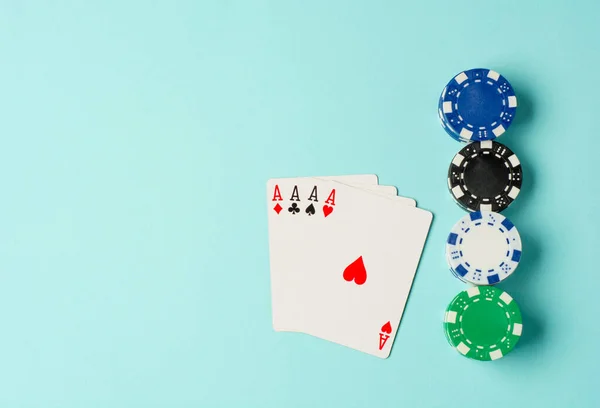 Μάρκες Πόκερ Και Παίζοντας Χαρτιά Πολύχρωμο Φόντο — Φωτογραφία Αρχείου