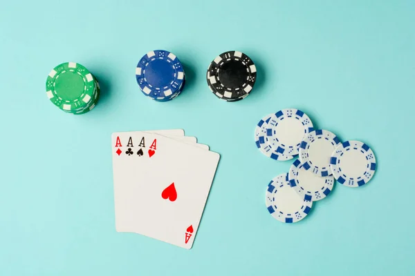 Jetons Poker Jouer Aux Cartes Sur Fond Coloré — Photo