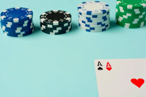 Pokerchips Und Spielkarten Auf Buntem Hintergrund lizenzfreie Stockbilder