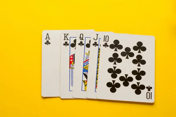 皇家法拉盛 五张扑克牌 黄色背景的王牌红牌 赌博成功 — 图库照片