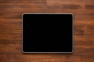 Ahşap arkaplanda tabletin üst görünümü