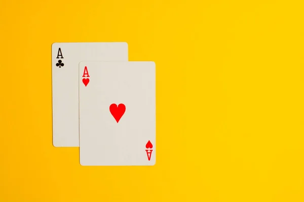 Δύο Άσσος Παίζει Χαρτιά Κίτρινο Φόντο Αντίγραφο Χώρο — Φωτογραφία Αρχείου