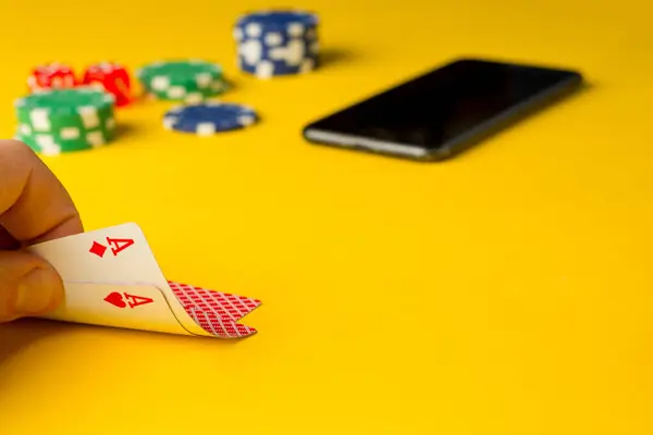 Pokerchips Und Spielkarten Auf Buntem Hintergrund Stockfoto