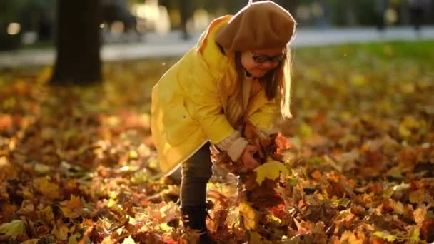 Szczęśliwe Dziecko Zespołem Downa Korzystających Jesiennym Parku — Wideo stockowe